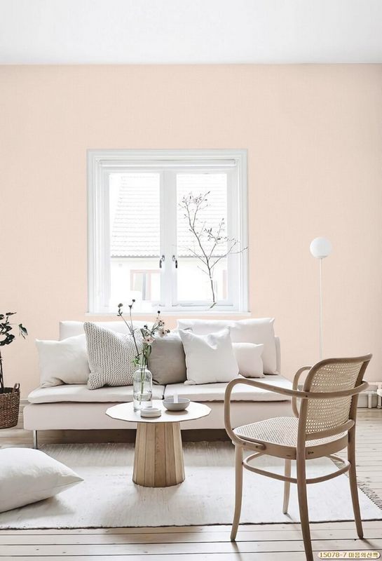 Phòng khách có vẻ rất đẹp và bắt mắt khi được trang trí bằng giấy dán tường màu hồng pastel, được nhiều người ưa chuộng và sử dụng.